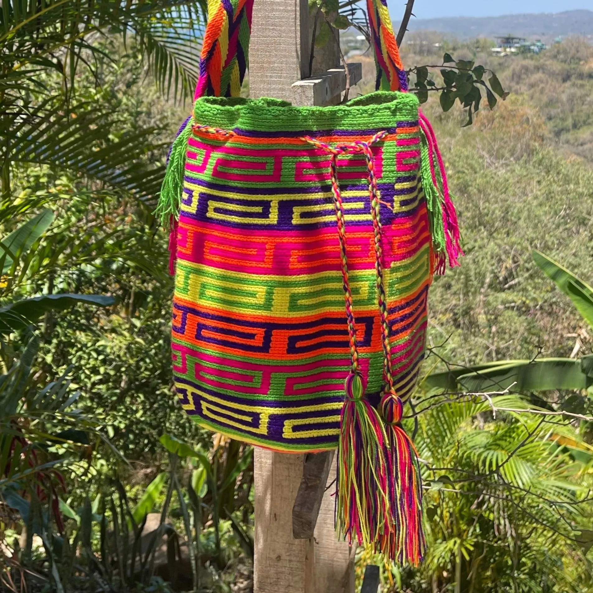 Bright Snaking Geometric Design Mochila